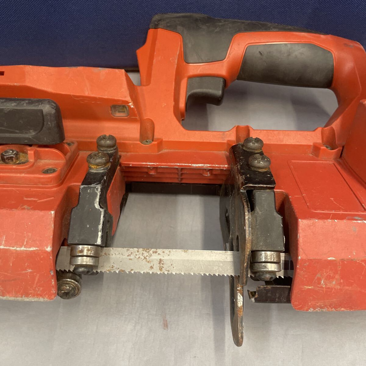 即決　中古動作品　HILTI ヒルティ　充電式バンドソー　SB4-A22 バッテリー・充電器付き　送料無料_画像3