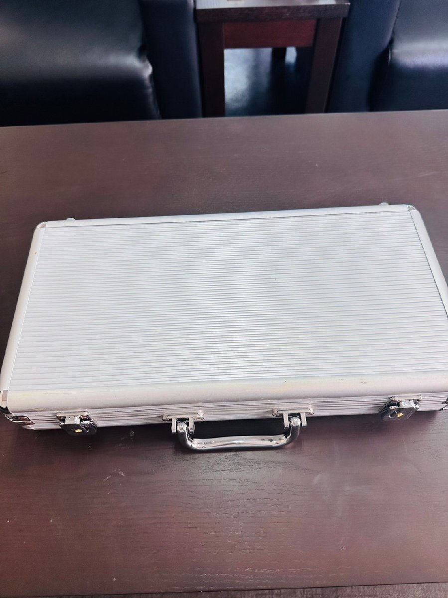【本場カジノセット ポーカー チップ アタッシュケース付き プレイマット トランプ4つ付き】中古_画像2