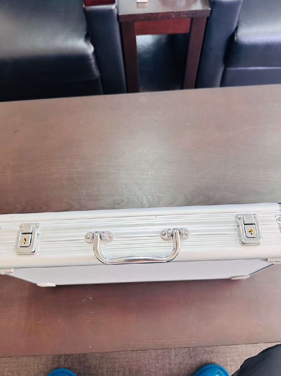 【本場カジノセット ポーカー チップ アタッシュケース付き プレイマット トランプ4つ付き】中古_画像3