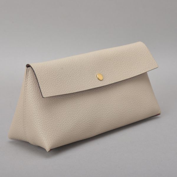 未使用同様 ルイヴィトン ポシェット・リヴェットGM ポーチ バニティバッグ トリヨンレザー ベージュ M61477 箱付き 鞄 /070424-15/c.d_画像3