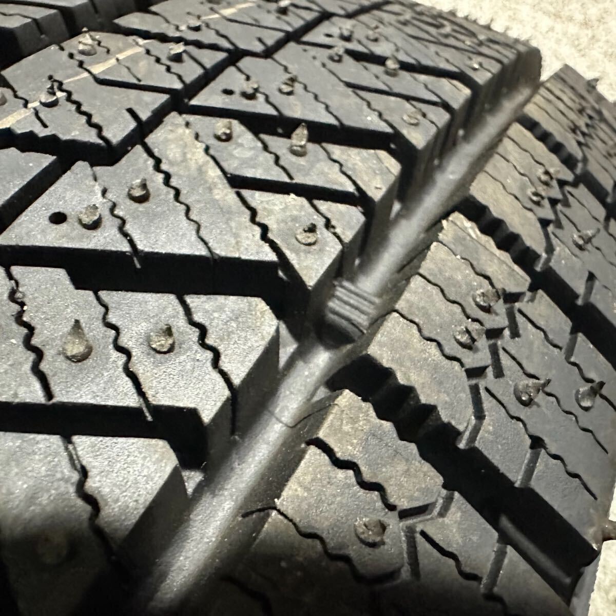 175/65R14 82Q 【送料無料　 4本セット】ブリヂストン　BLIZZAK VRX2 スタッドレスタイヤ　ヴィッツなどに_画像4