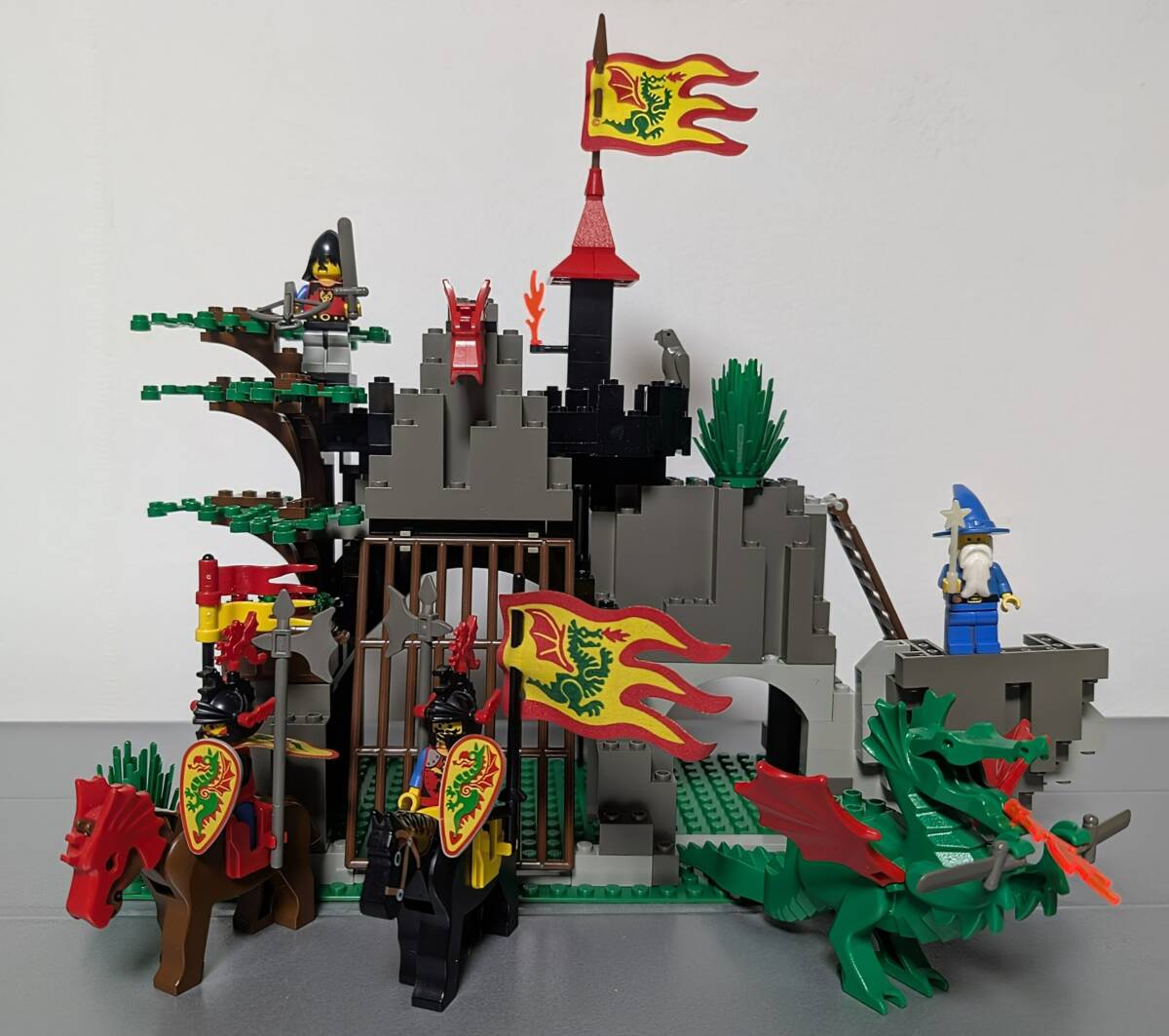 レゴ LEGO 6076 マジックドラゴンマウンテン 6056 ドラゴンカート ミニフィグ マント 旗 盾 ドラゴンナイト Dark Dragon's Den Wagon_画像3