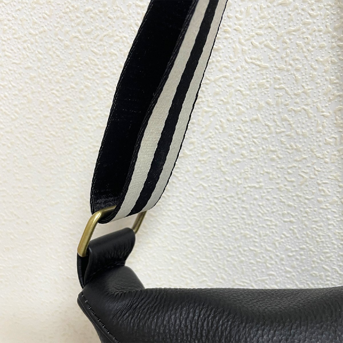 上品 EU製 定価11万★christian milada・ミラノ発・ボディバッグ★上質牛革 レザー 柔らか シンプル ウエストバッグ 2WAY カジュアル 通学の画像5