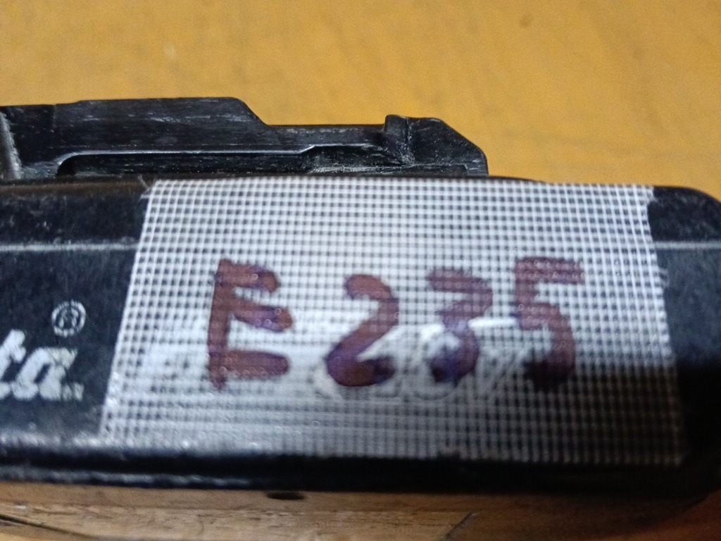 E235 マキタ　BL1820B　18V
