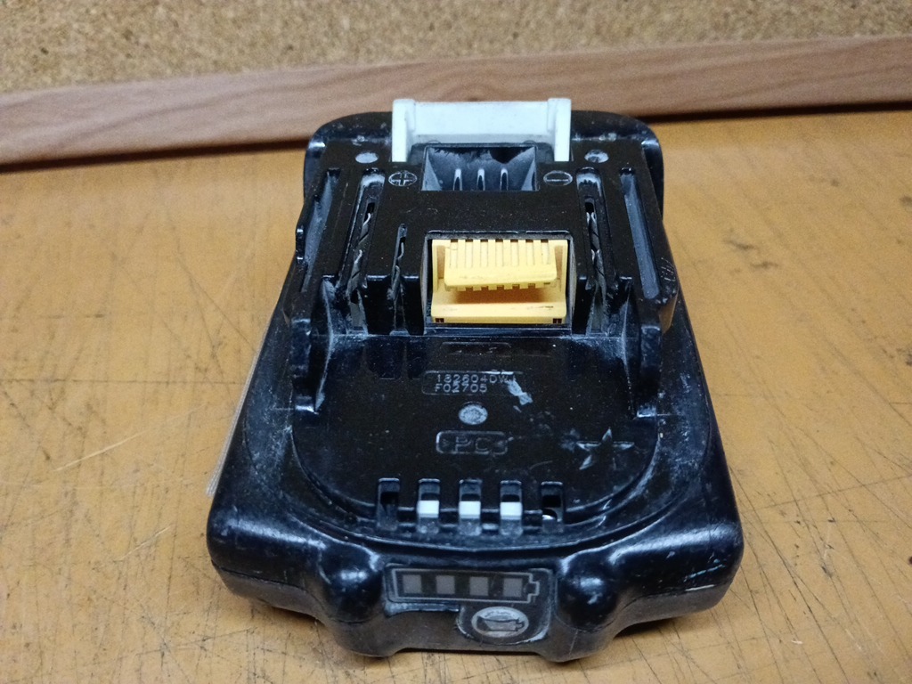 E235 マキタ　BL1820B　18V