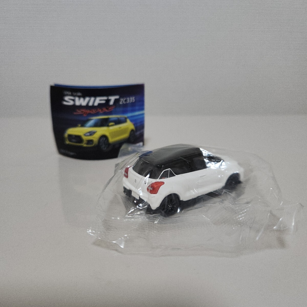 ① 新品未開封！1/64 スズキ スイフトスポーツ ZC33S Final Edition ピュアホワイト ブラック ルーフ ツートン トイズキャビン ガチャ_画像2