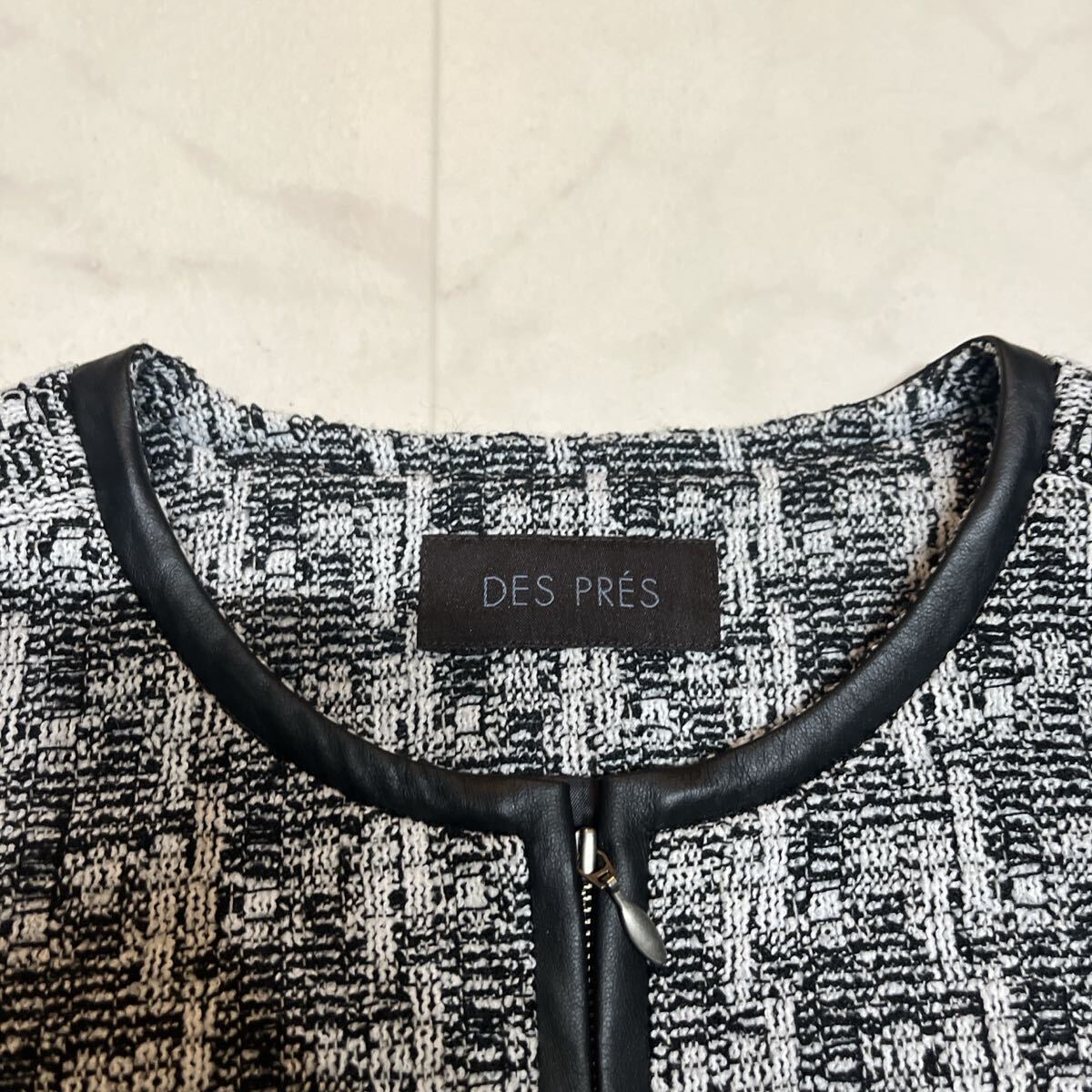 美品 DES PRES ツイードノーカラージャケット パイピング 黒白 チャック_画像2