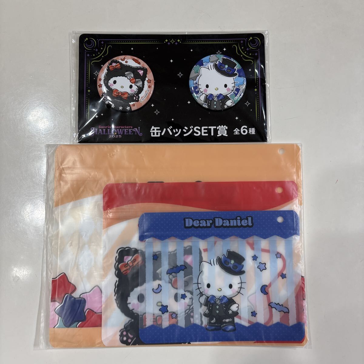 Happyくじ サンリオ ハローキティ　缶バッチ　ジッパーバッグ_画像1