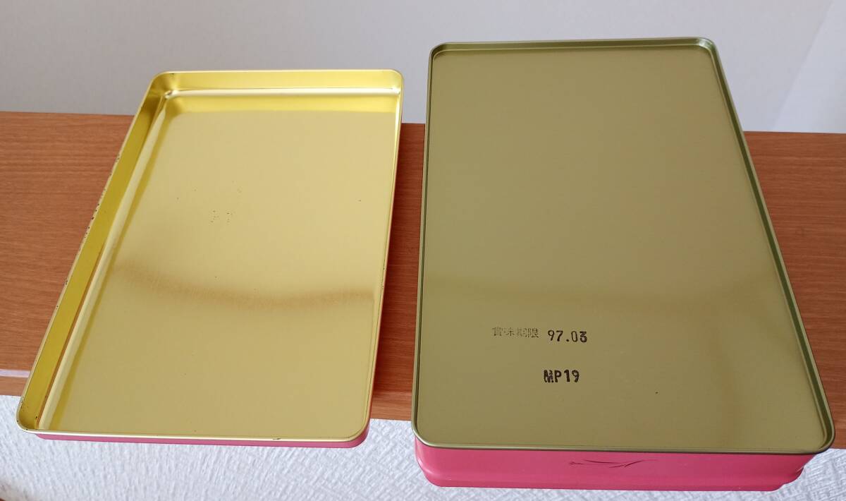 レトロ Louis Chantilly 花を持った少女 クッキー缶お菓子缶 四角缶 缶のみ 1997年_画像5