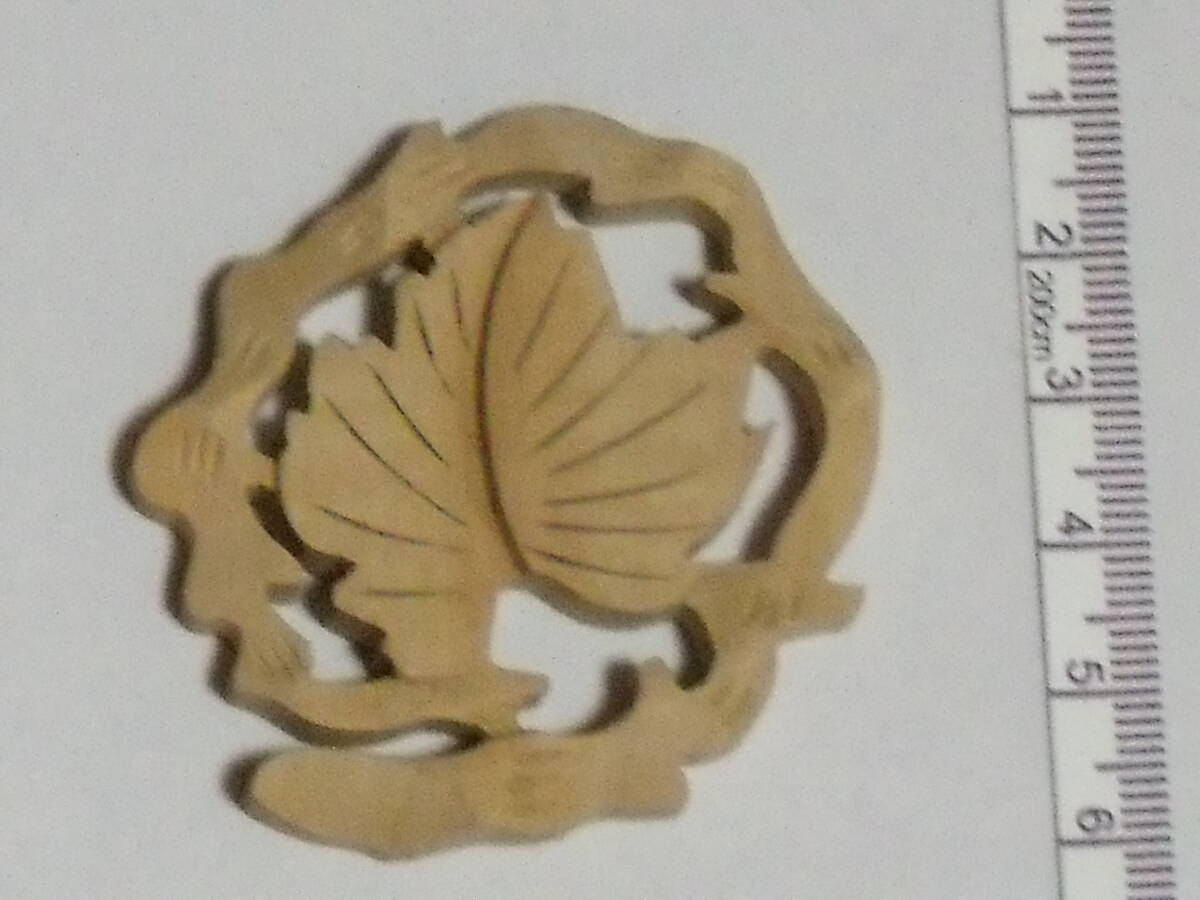 手彫り木製パーツ　楕円の中に葉っぱ　送料85円_画像1