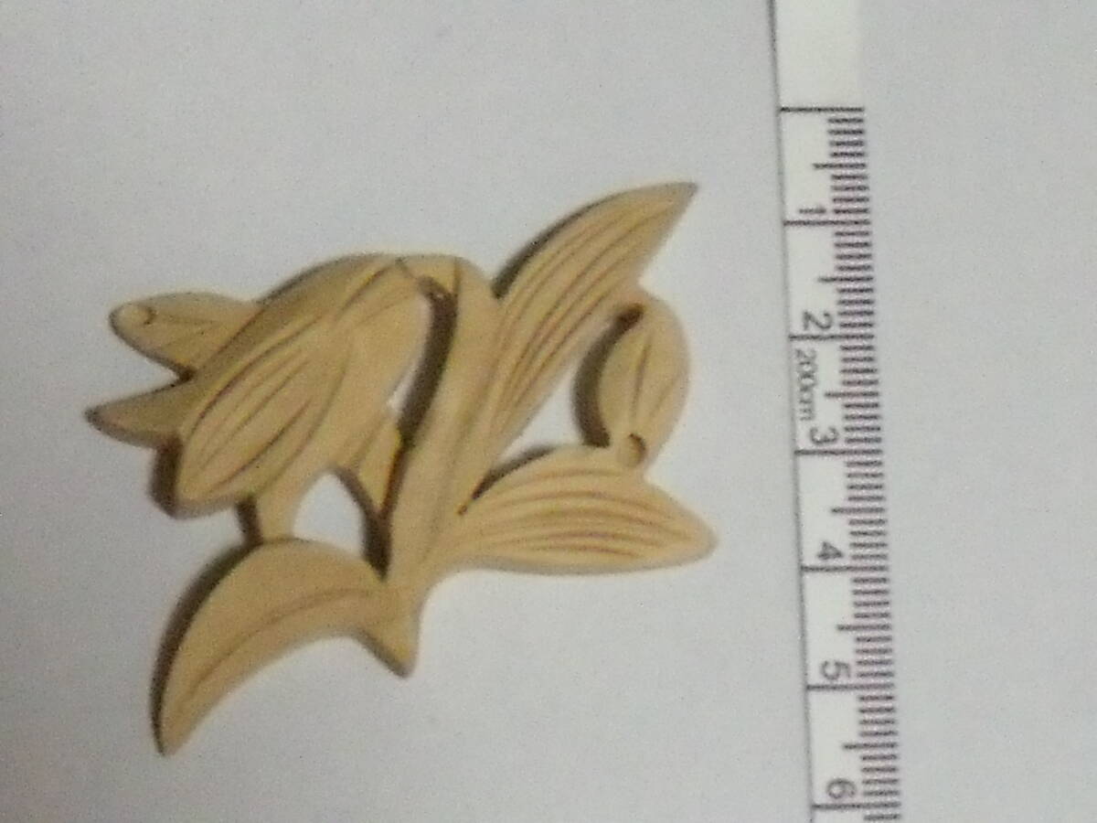 手彫り木製パーツ　垂れ下がった花柄　送料85円_画像1