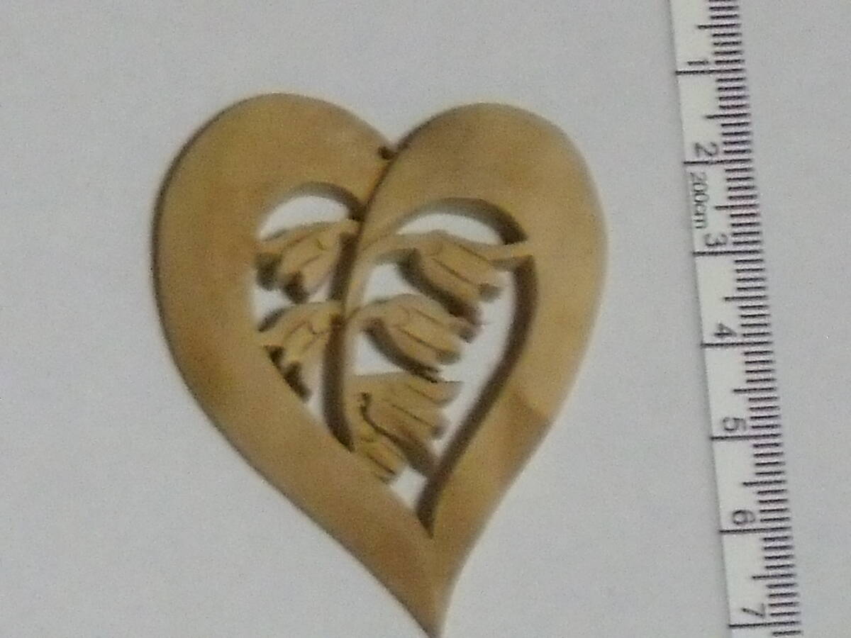 手彫り木製パーツ ハートの中に花のつぼみのような柄 送料85円_画像1