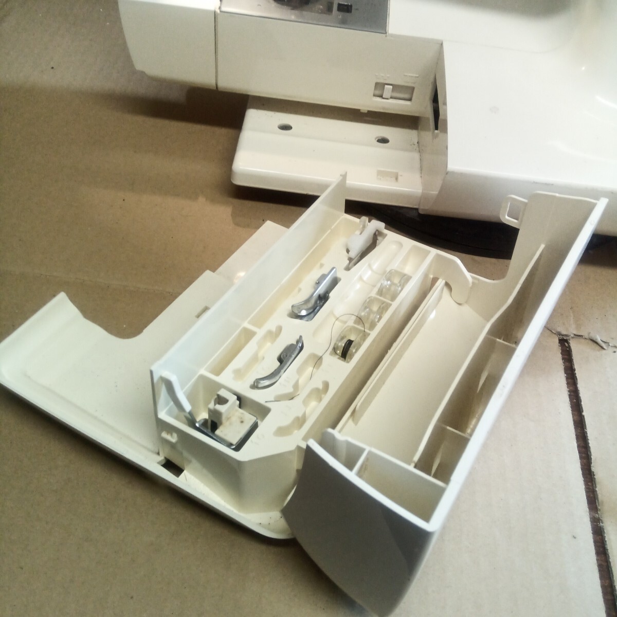 管理625★brother D-8000 EM9901 ブラザー ミシン 通電確認済 ジャンク品_画像3