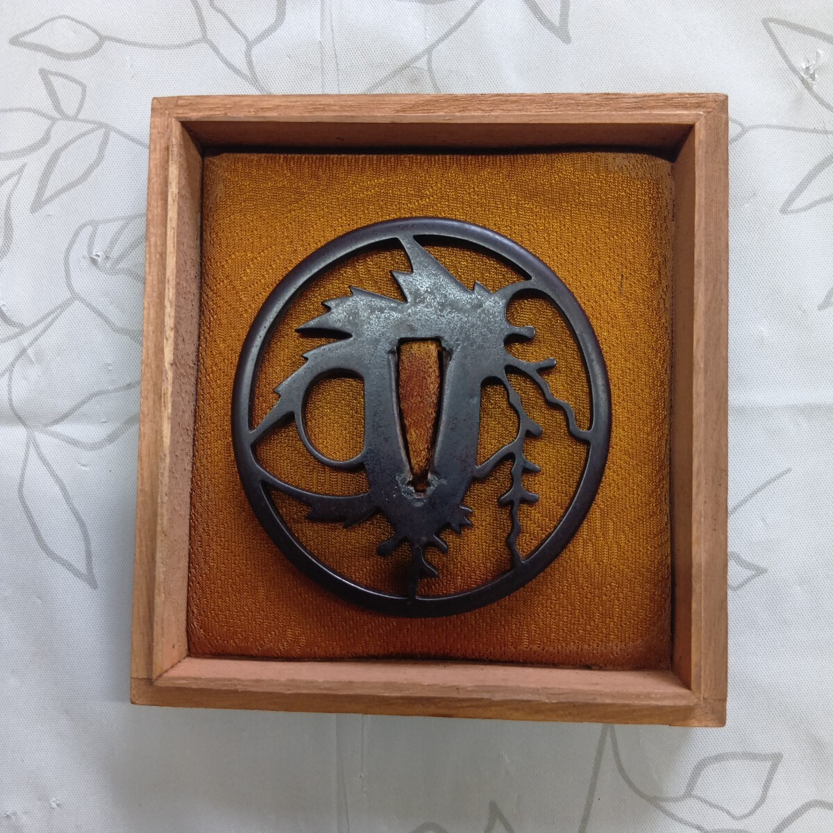 鍔　鉄製　透かし彫り　大刀　脇差用　箱付　　　 刀装具　 日本刀　現状品　古美術_画像2