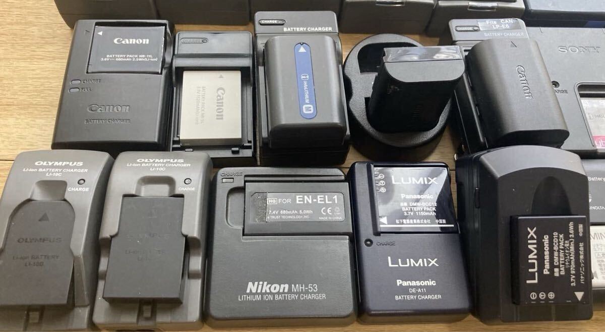【約30set】ジャンク扱い　キヤノン　SONY　ニコン　オリンパス他　デジタルカメラ バッテリー・チャージャーセット　_画像4