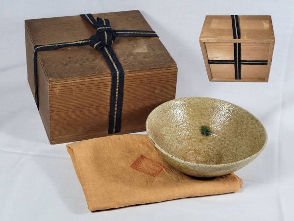 【茶道具】黃瀬戸茶碗 平茶碗「春仙作 銘 女郎花」 ( 書付箱 共布付) 無疵 補(bǔ)修なし 狀態(tài)良好