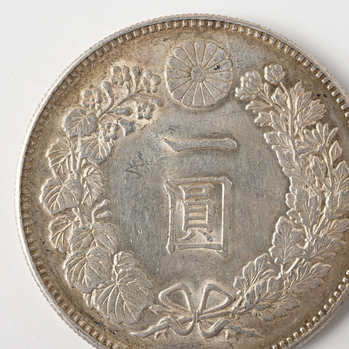 本物保証 新1円銀貨 明治22年 銀900 量目26.93g 一圓 竜/龍 時代 古銭 旧貨幣 大日本 硬貨 骨董 古美術 古道具 アンティーク E_画像3