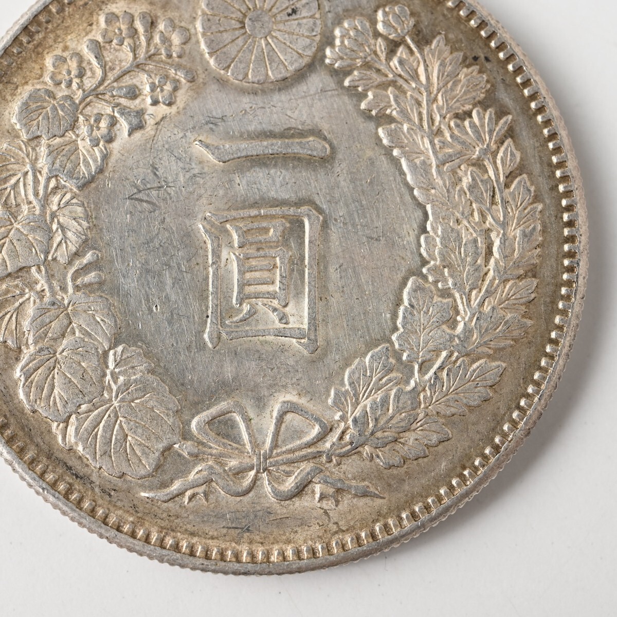 本物保証 新1円銀貨 明治22年 銀900 量目26.93g 一圓 竜/龍 時代 古銭 旧貨幣 大日本 硬貨 骨董 古美術 古道具 アンティーク E_画像4