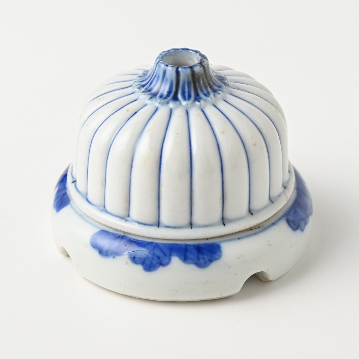 時代物 陶器製 碍子 染付 唐草 菊 直径約W80mm×H約55mm 250V. 3.5A 照明 電笠 大正 昭和 骨董 レトロ アンティーク がいし ローゼット_画像1