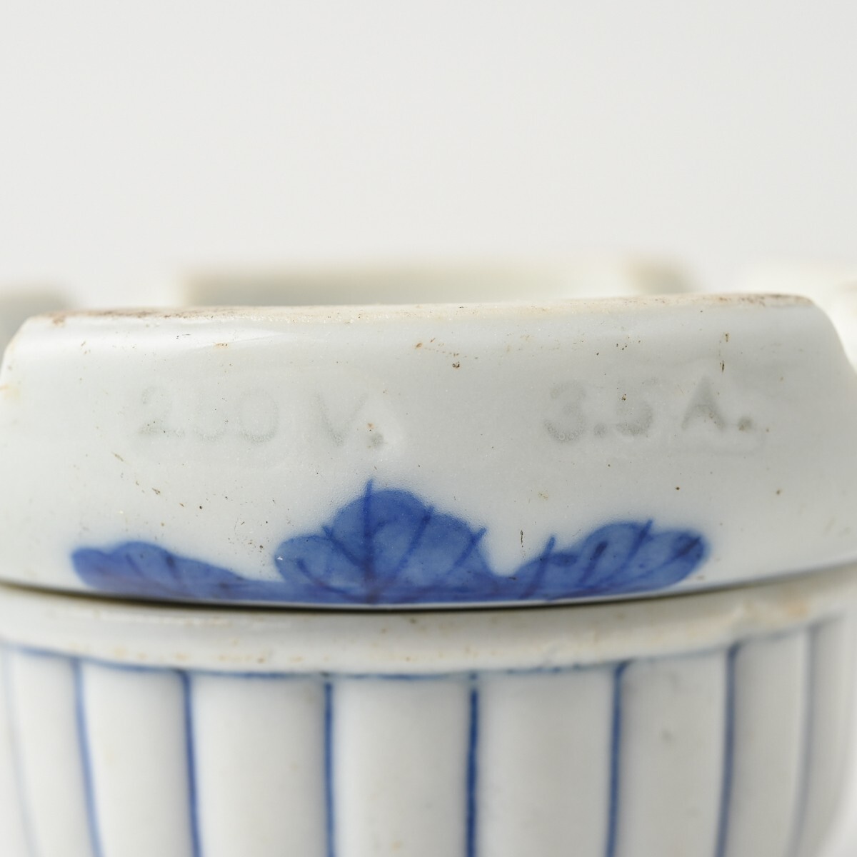 時代物 陶器製 碍子 染付 唐草 菊 直径約W80mm×H約55mm 250V. 3.5A 照明 電笠 大正 昭和 骨董 レトロ アンティーク がいし ローゼット_画像4