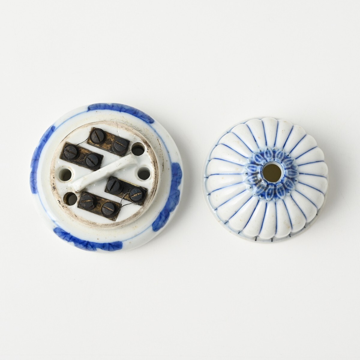 時代物 陶器製 碍子 染付 唐草 菊 直径約W80mm×H約55mm 250V. 3.5A 照明 電笠 大正 昭和 骨董 レトロ アンティーク がいし ローゼット_画像5