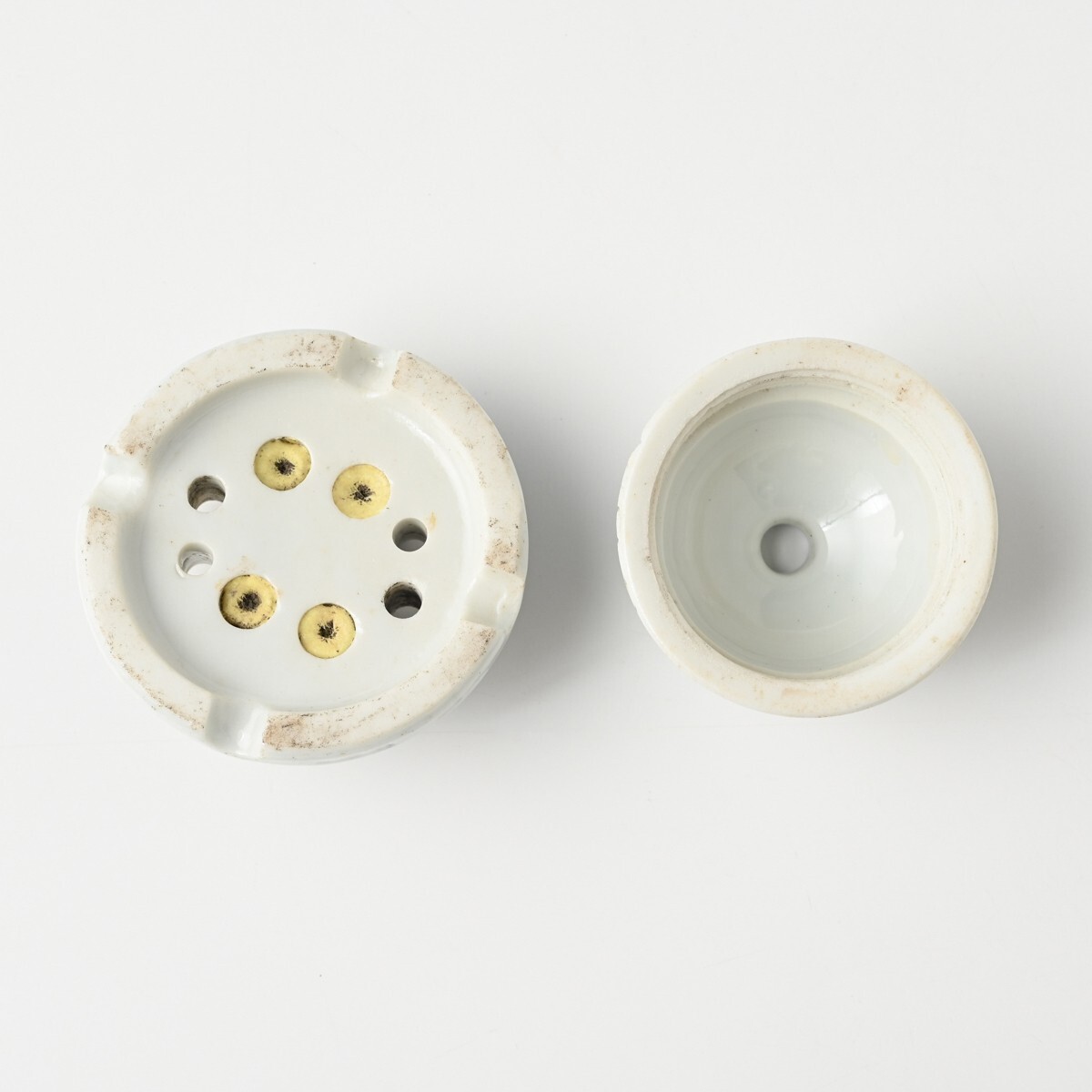 時代物 陶器製 碍子 染付 唐草 菊 直径約W80mm×H約55mm 250V. 3.5A 照明 電笠 大正 昭和 骨董 レトロ アンティーク がいし ローゼット_画像7
