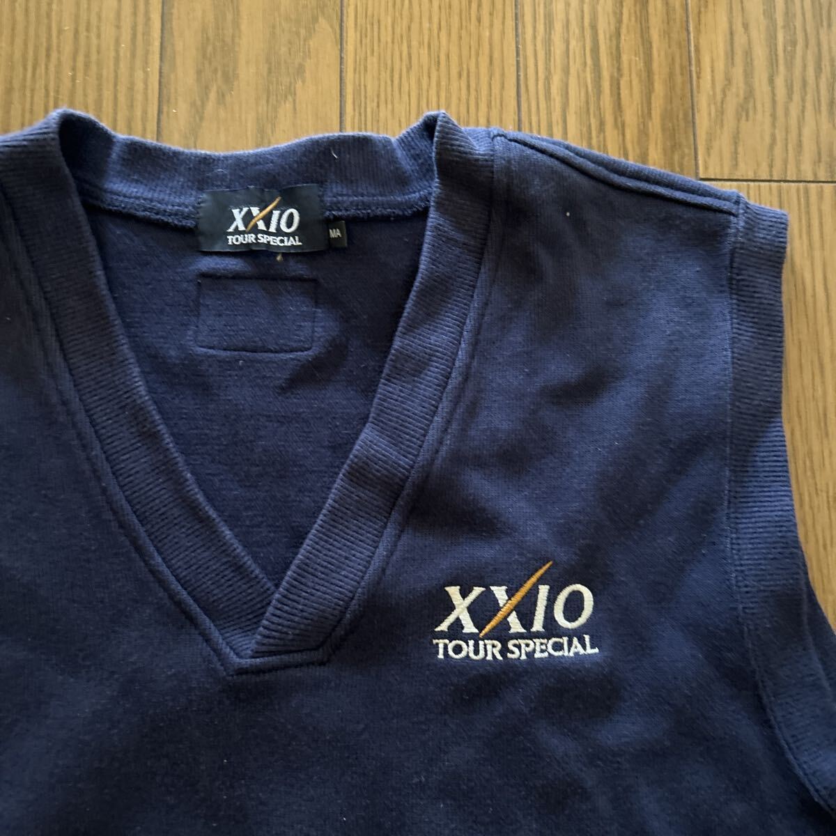 お探しの方。レア物。ゼクシオ　XXIO プロ支給品　 ニットベスト　 紺　サイズ表示MAはLサイズ_画像2