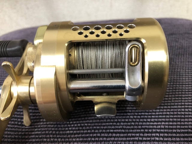 ★SHIMANO CALCUTTA CONQUEST 400 リール 【中古】シマノ シマノ カルカッタ コンクエスト?右?guī)啢锢佐~(yú).ナマズ