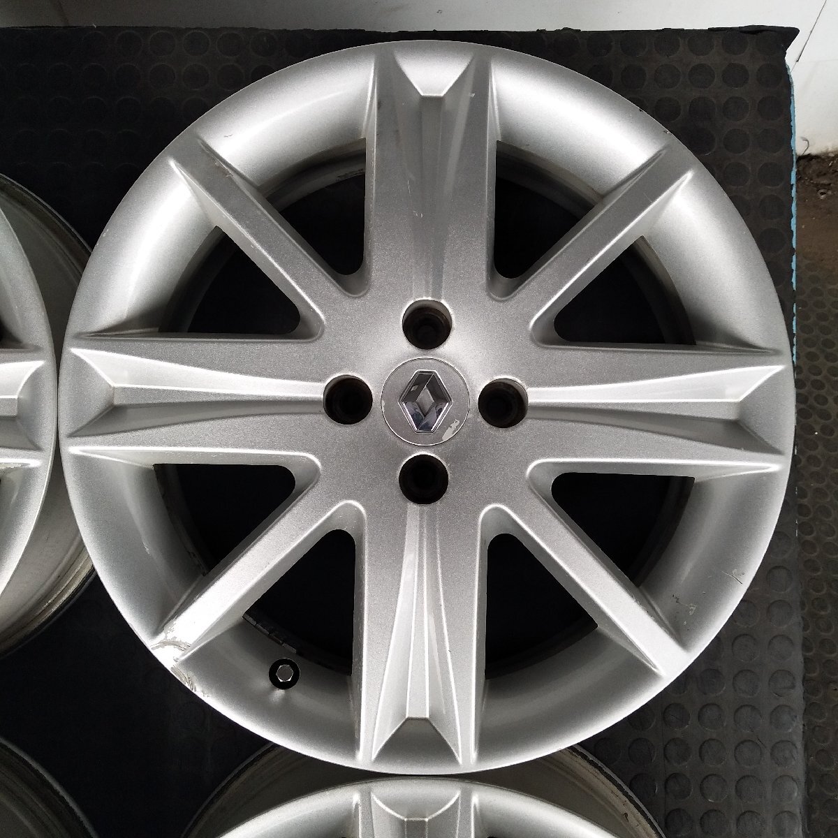 T10-27【4本価格】【17x6.5J 4x100 ET+49 ハブ60】ルノー純正・店頭引取可能・適格請求書発行可能★中古品_画像4