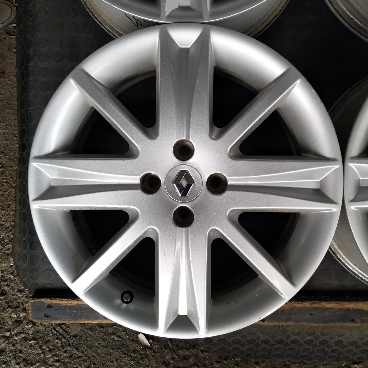 T10-27【4本価格】【17x6.5J 4x100 ET+49 ハブ60】ルノー純正・店頭引取可能・適格請求書発行可能★中古品_画像6