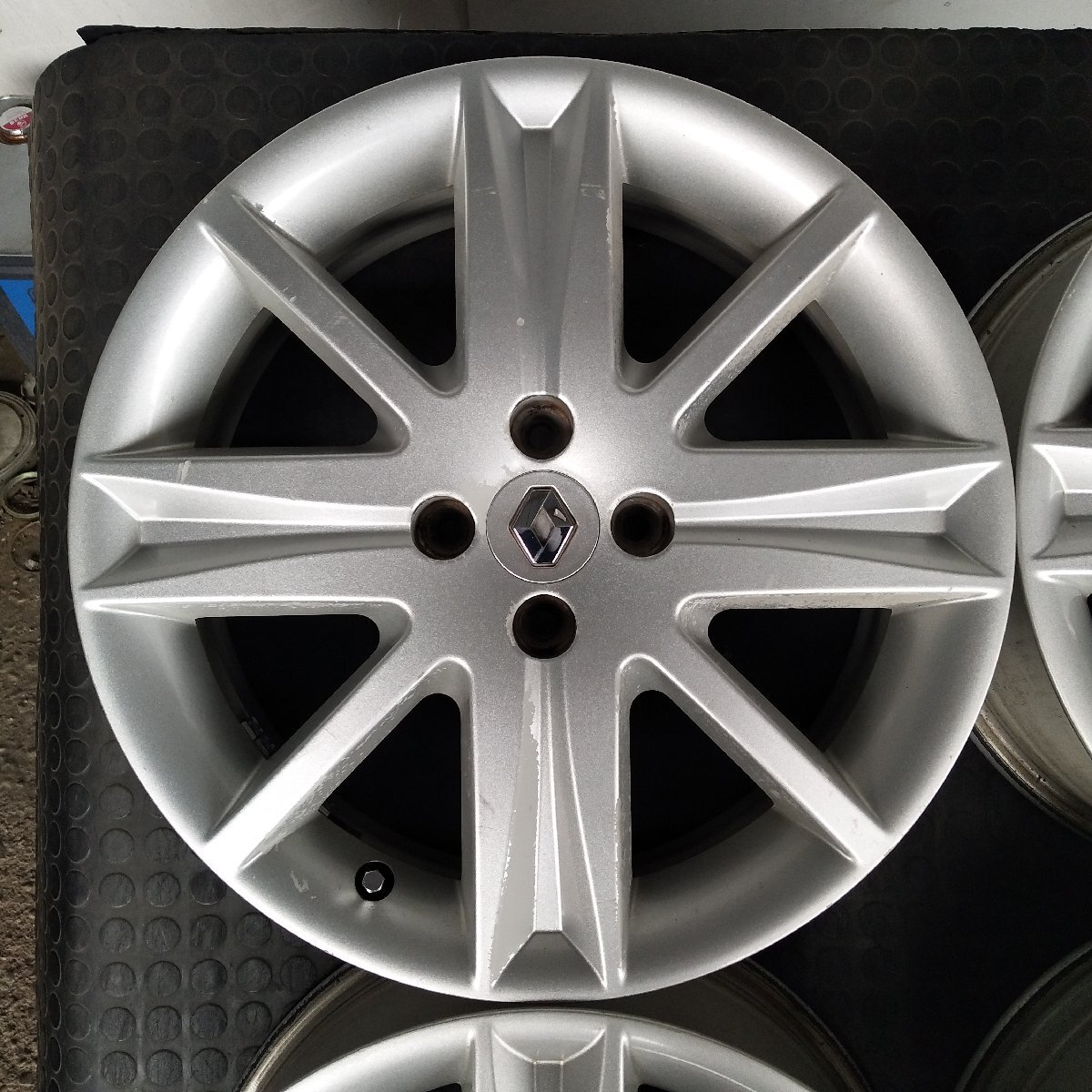 T10-27【4本価格】【17x6.5J 4x100 ET+49 ハブ60】ルノー純正・店頭引取可能・適格請求書発行可能★中古品_画像3