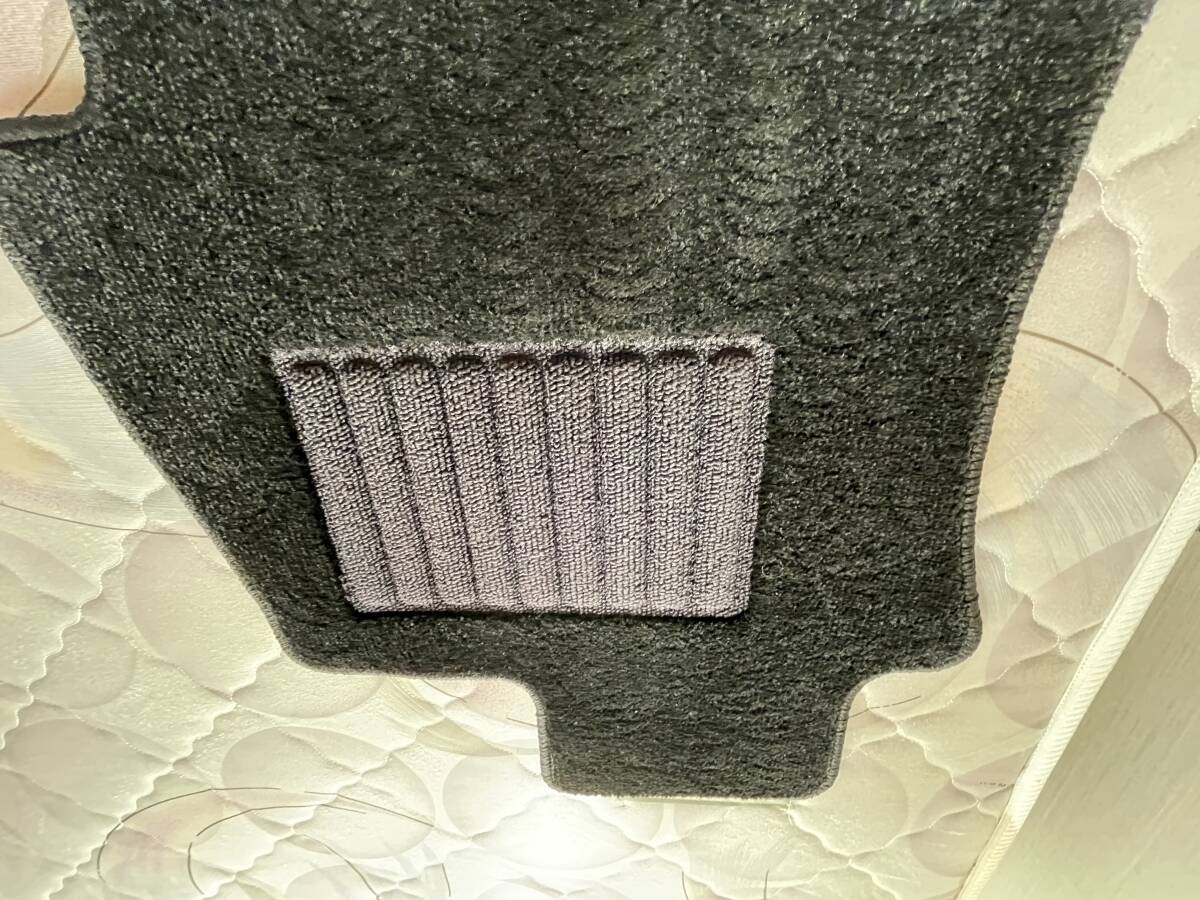 希少です。新品程度最終型　VMG.VM4型SUBARU純正レヴォーグフロアマット（ブラック仕様）_画像2