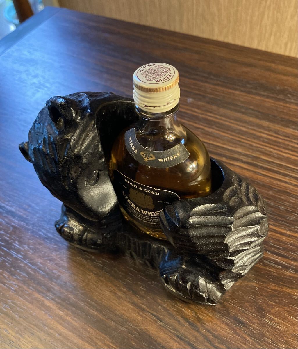 ニッカ ウイスキー G&G 木彫り 熊 余市 蒸溜所 工芸品 ヴィンテージ 木製 彫刻 ミニチュアボトル スタンド 飾り 昭和 レトロ オブジェ 置物_画像4