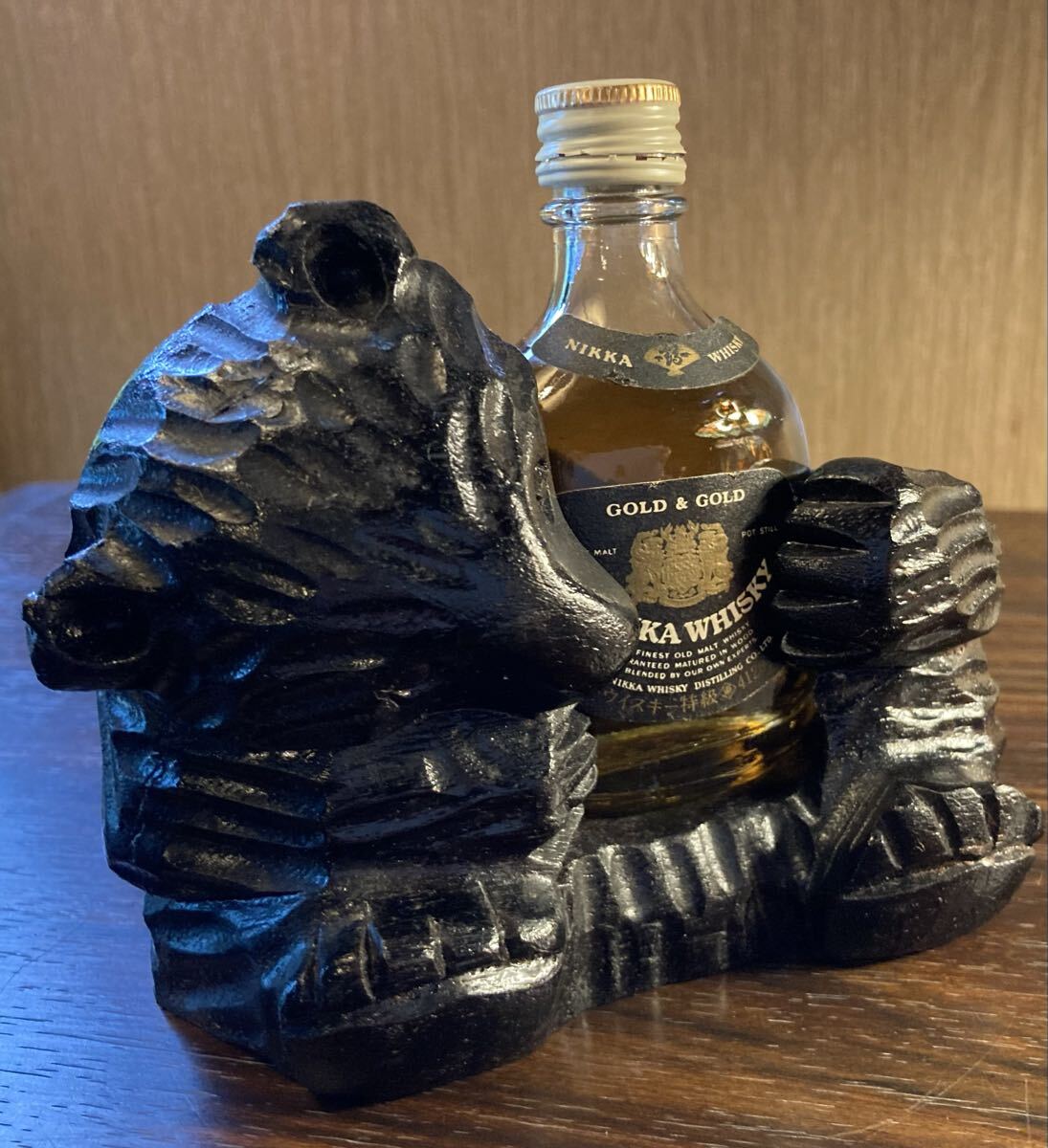 ニッカ ウイスキー G&G 木彫り 熊 余市 蒸溜所 工芸品 ヴィンテージ 木製 彫刻 ミニチュアボトル スタンド 飾り 昭和 レトロ オブジェ 置物_画像2