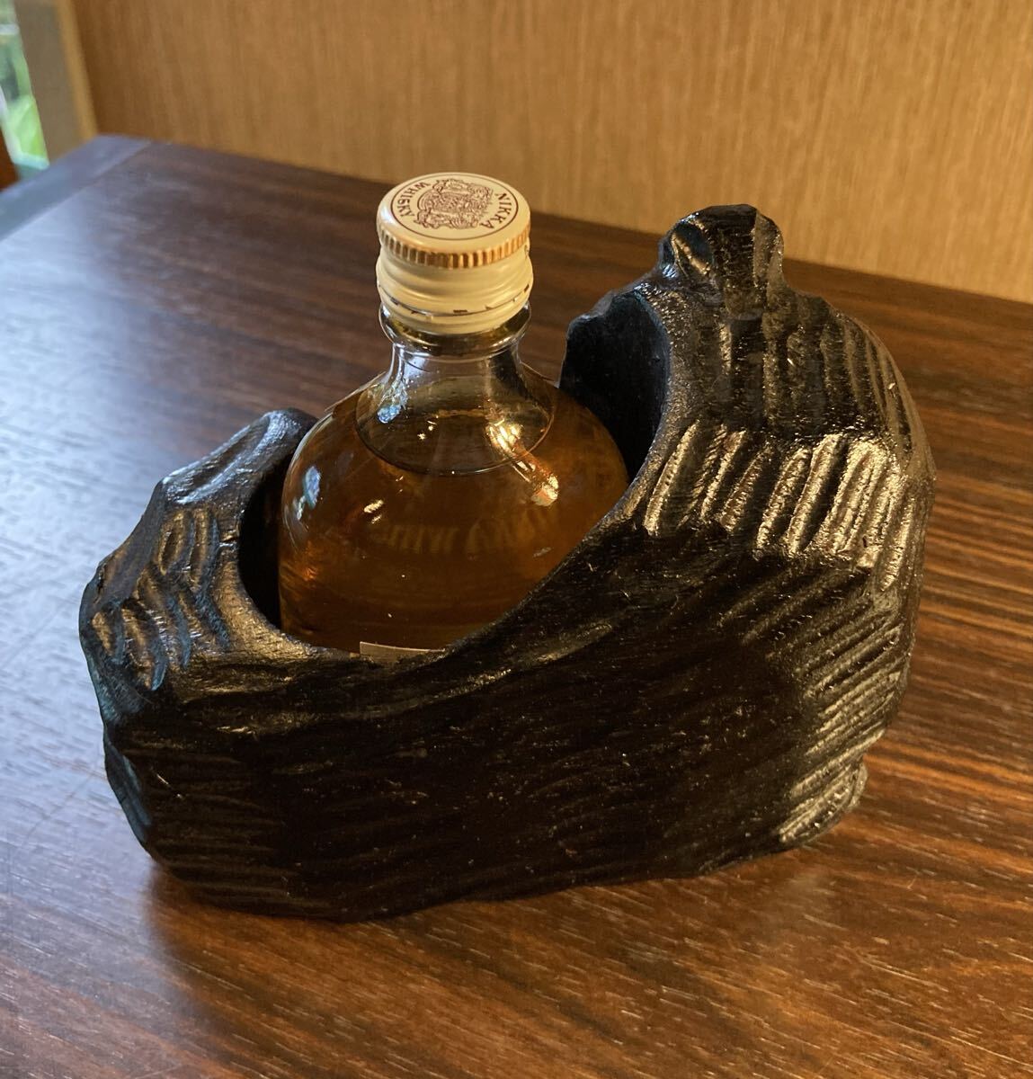 ニッカ ウイスキー G&G 木彫り 熊 余市 蒸溜所 工芸品 ヴィンテージ 木製 彫刻 ミニチュアボトル スタンド 飾り 昭和 レトロ オブジェ 置物_画像5