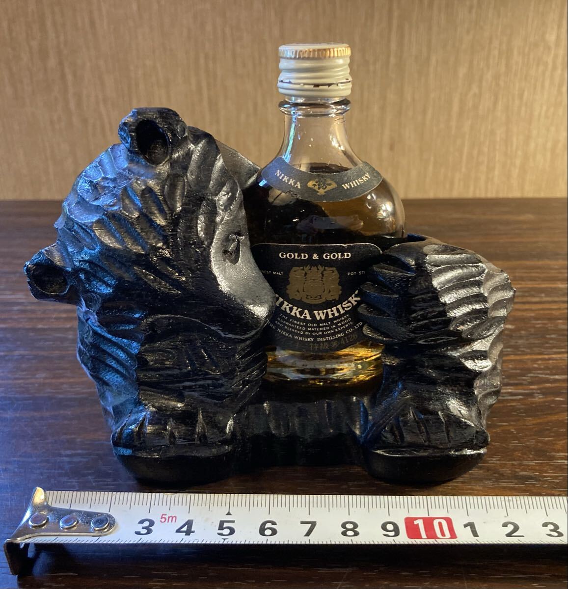ニッカ ウイスキー G&G 木彫り 熊 余市 蒸溜所 工芸品 ヴィンテージ 木製 彫刻 ミニチュアボトル スタンド 飾り 昭和 レトロ オブジェ 置物_画像3