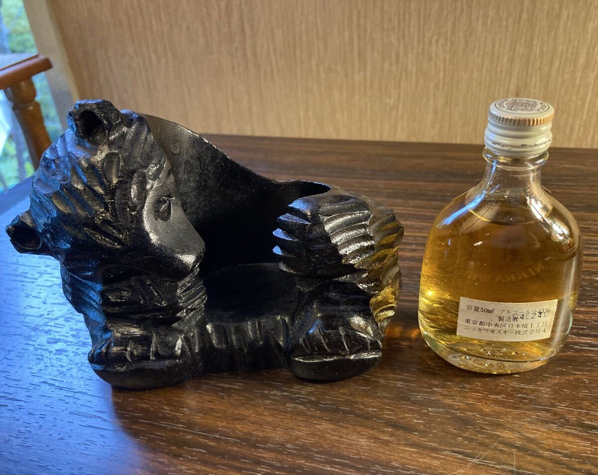 ニッカ ウイスキー G&G 木彫り 熊 余市 蒸溜所 工芸品 ヴィンテージ 木製 彫刻 ミニチュアボトル スタンド 飾り 昭和 レトロ オブジェ 置物_画像8