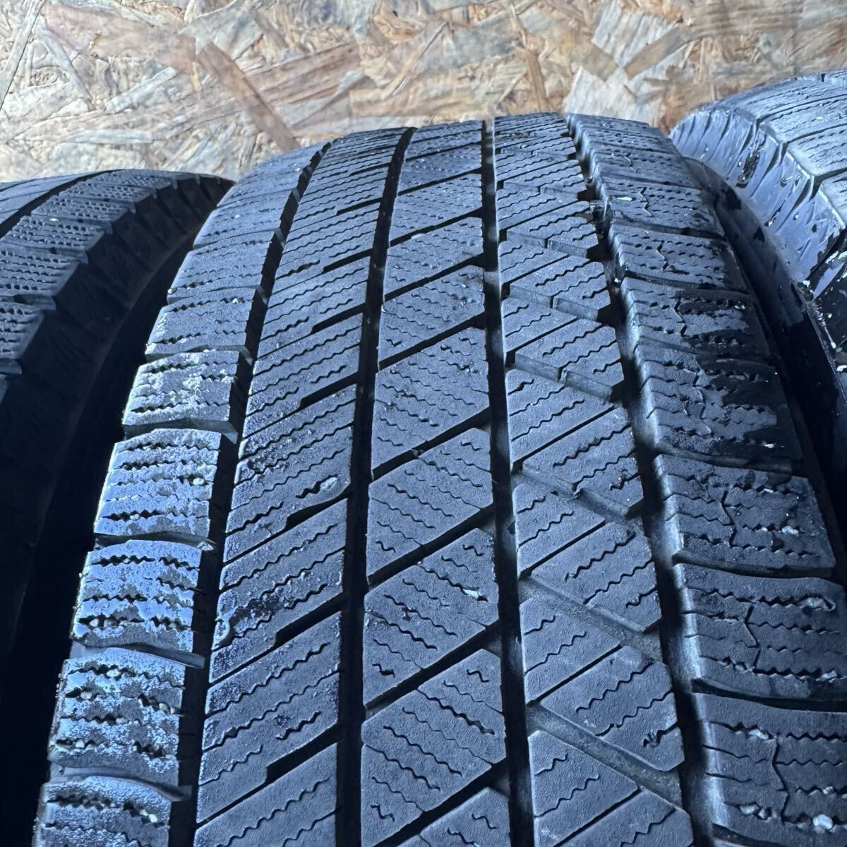  шероховатость гора BRIDGESTONE Bridgestone Bridgestone VRX3 185/65R15 зимние шины 2023 год производства 15 дюймовый 