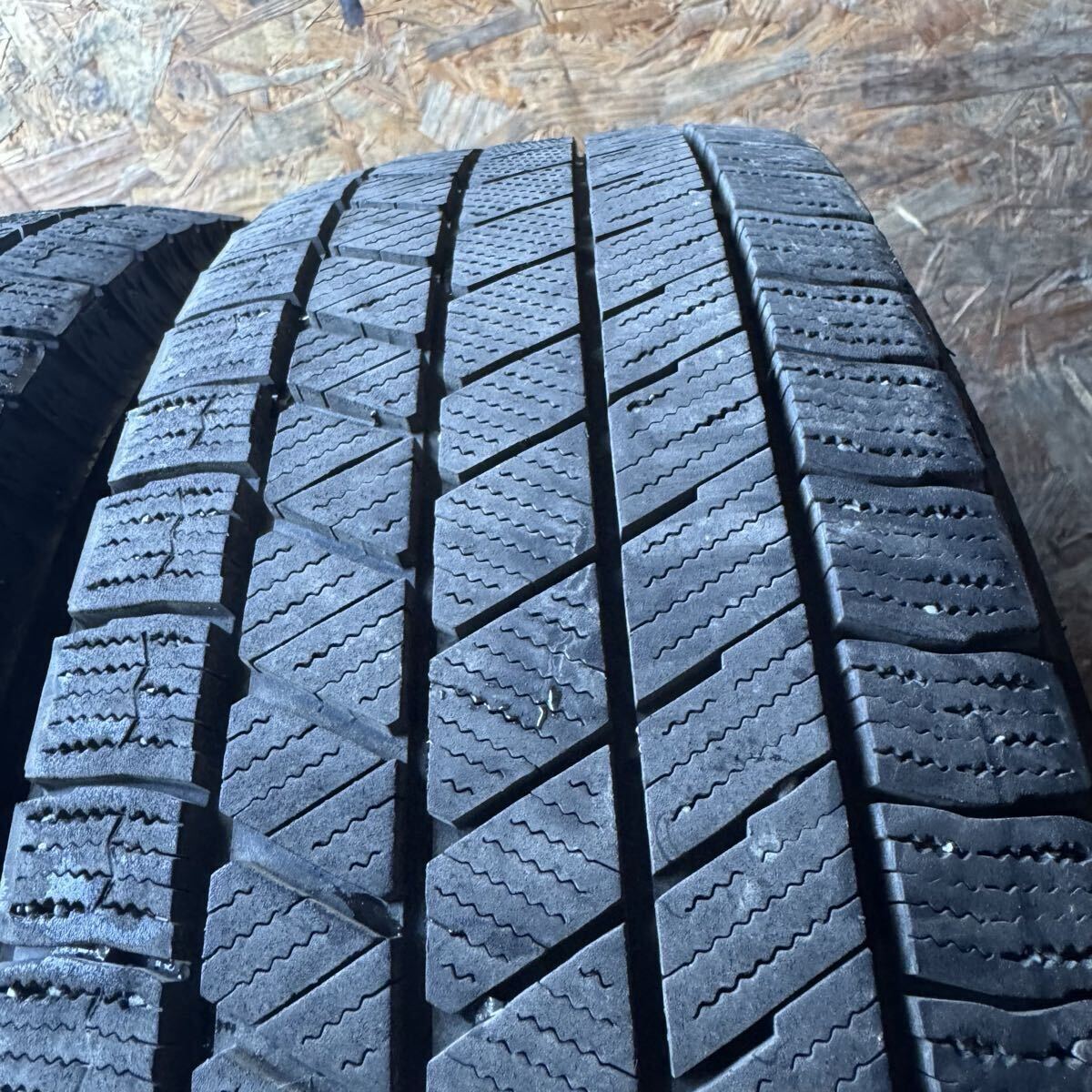  шероховатость гора BRIDGESTONE Bridgestone Bridgestone VRX3 185/65R15 зимние шины 2023 год производства 15 дюймовый 