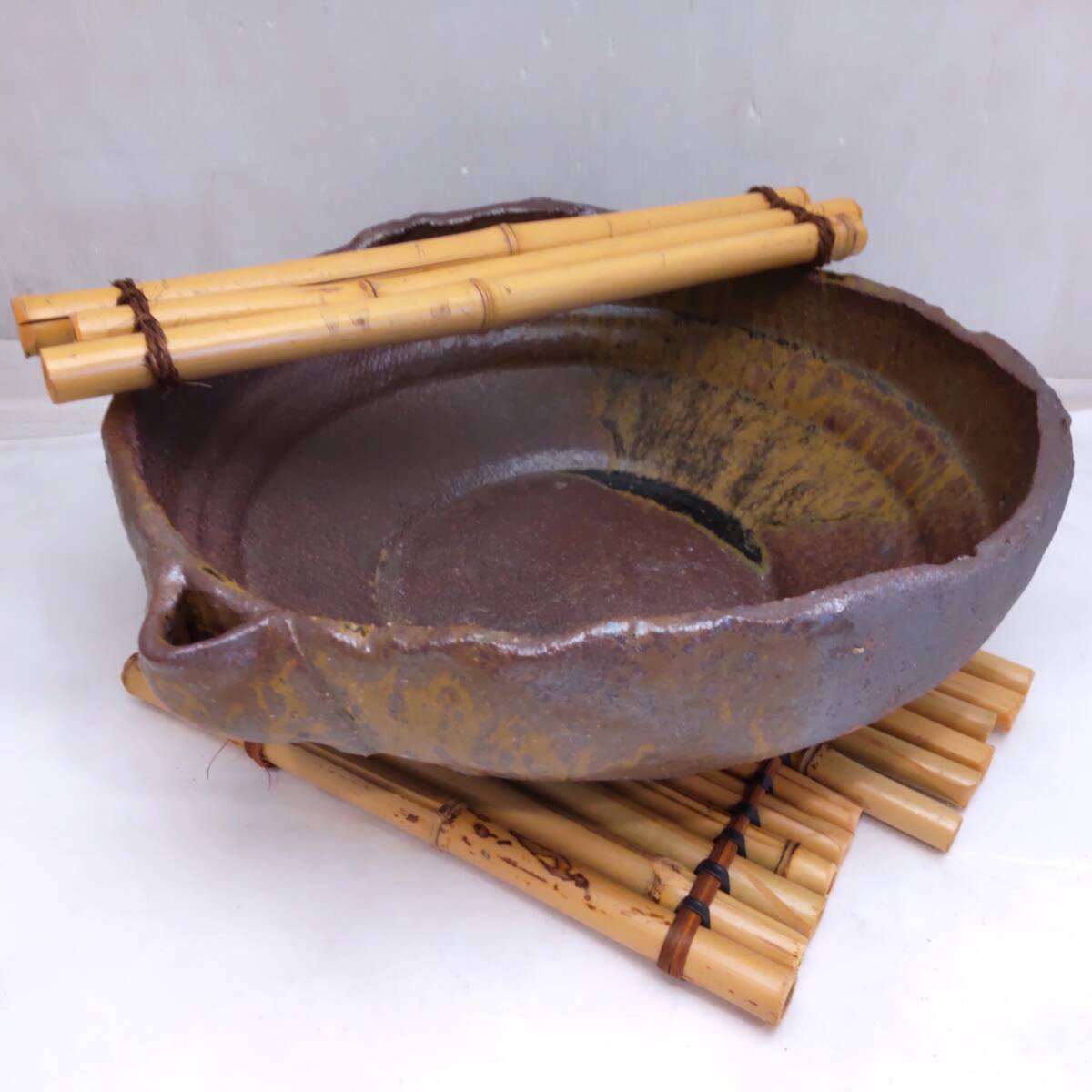 Y100110■信楽焼 つくばい花器 口径約28cm 幅約30cm 高さ約8cm 尺丸古池 茶道具 蹲い 手洗い 水鉢 竹の杓置き・台座付き 陶器■_画像3