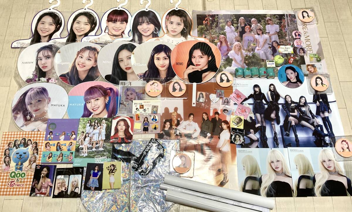 K-POP　女性アイドル　グッズ まとめて　うちわ　トレカ　ポスター　写真　アクキー　缶バッジ　ポスター 他　 TWICE　IZ*ONE　NIZIU 他_画像1
