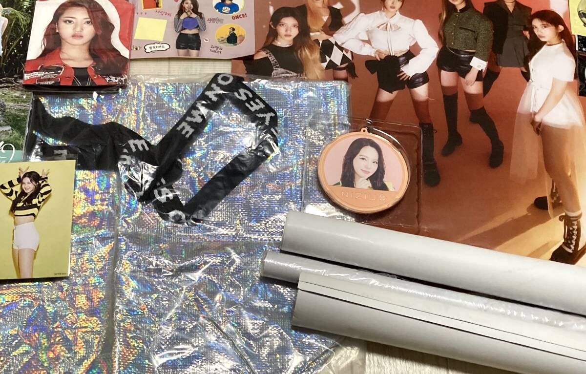 K-POP　女性アイドル　グッズ まとめて　うちわ　トレカ　ポスター　写真　アクキー　缶バッジ　ポスター 他　 TWICE　IZ*ONE　NIZIU 他_画像9
