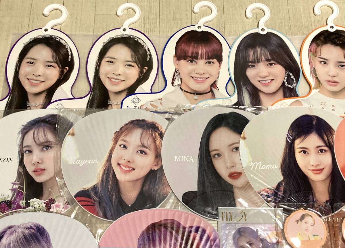 K-POP　女性アイドル　グッズ まとめて　うちわ　トレカ　ポスター　写真　アクキー　缶バッジ　ポスター 他　 TWICE　IZ*ONE　NIZIU 他_画像2