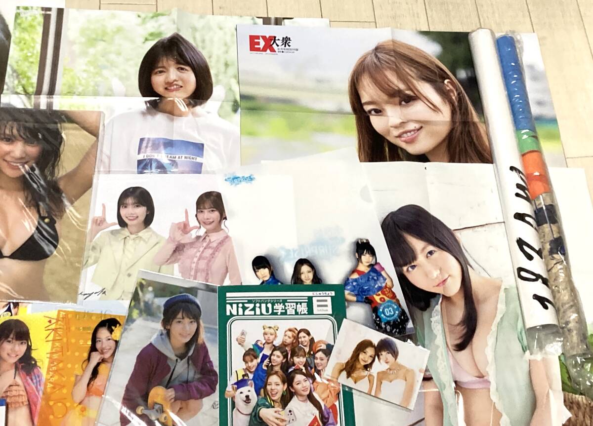女性アイドル グッズ まとめ売り AKB SKE 乃木坂 欅坂 日向坂 グラビア系 ライブグッズ トレカ クリアファイル ポスター 他_画像4