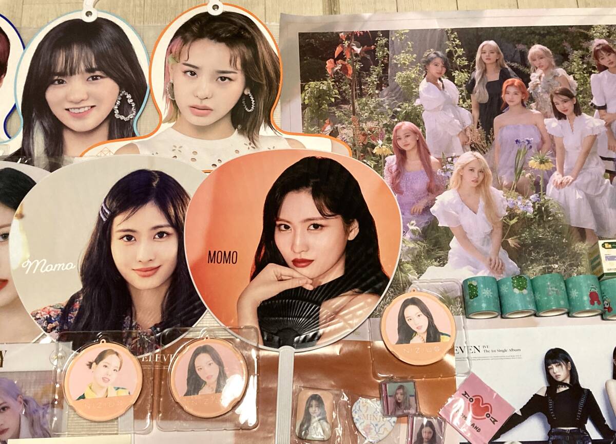 K-POP　女性アイドル　グッズ まとめて　うちわ　トレカ　ポスター　写真　アクキー　缶バッジ　ポスター 他　 TWICE　IZ*ONE　NIZIU 他_画像3