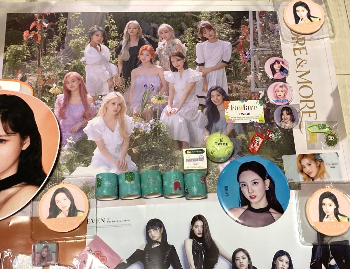 K-POP　女性アイドル　グッズ まとめて　うちわ　トレカ　ポスター　写真　アクキー　缶バッジ　ポスター 他　 TWICE　IZ*ONE　NIZIU 他_画像4