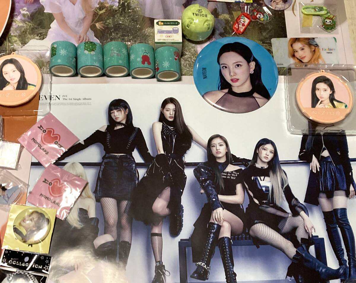 K-POP　女性アイドル　グッズ まとめて　うちわ　トレカ　ポスター　写真　アクキー　缶バッジ　ポスター 他　 TWICE　IZ*ONE　NIZIU 他_画像7