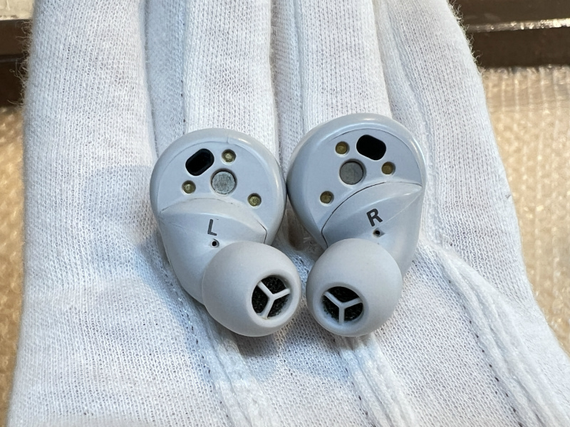 中古品 Technics テクニクス EAH-AZ60M2 ワイヤレスイヤホン シルバー 現状渡し_画像4