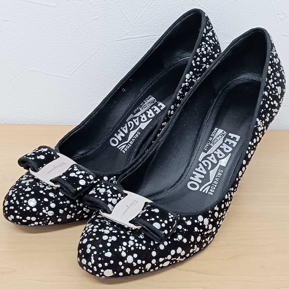【10806-4】サルヴァトーレフェラガモ ヴァラリボン ドット パンプス 4 1/2 ハイヒール SalvatoreFerragamo_画像1