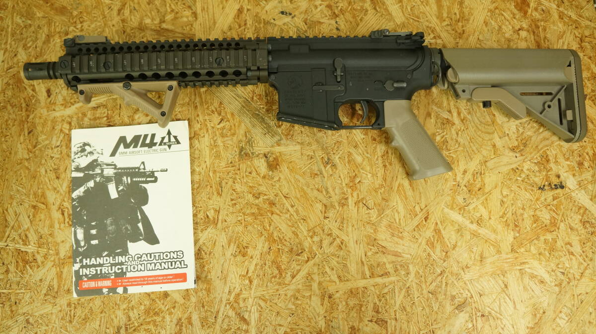 VFC M4A1 電動ガン 中古品 マガジン欠品 傷、汚れ有 動作品 ポートカバー不具合有_画像1